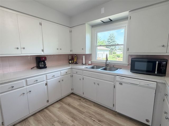 2008 N 3rd Avenue E, Newton, IA 50208