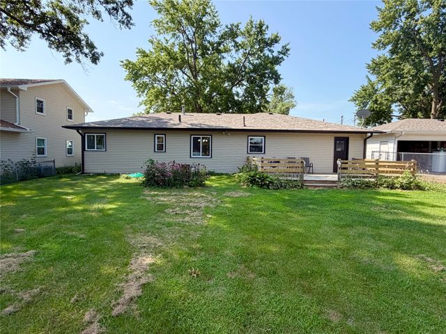 2008 N 3rd Avenue E, Newton, IA 50208