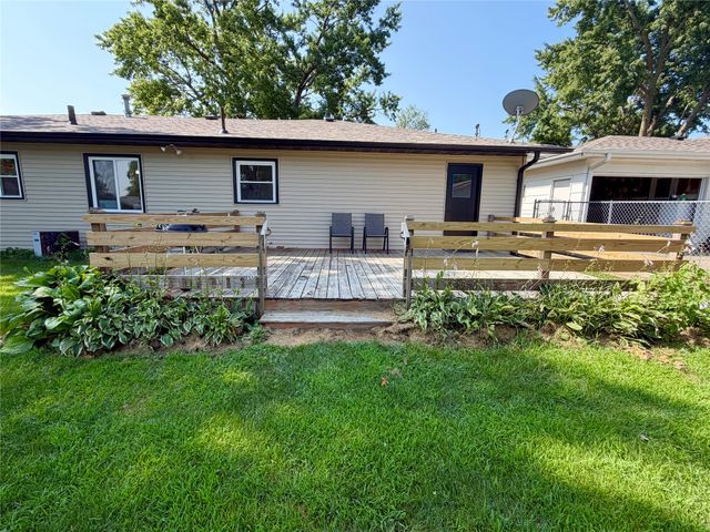 2008 N 3rd Avenue E, Newton, IA 50208