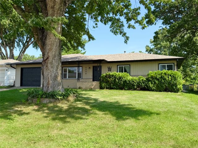 2008 N 3rd Avenue E, Newton, IA 50208