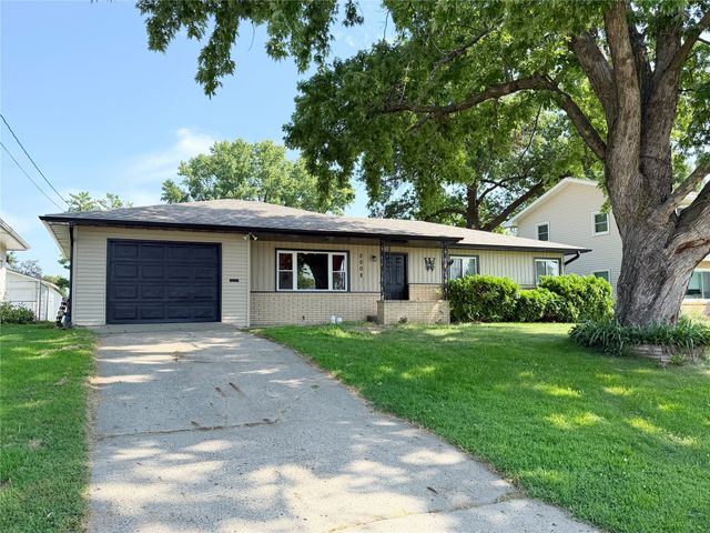2008 N 3rd Avenue E, Newton, IA 50208