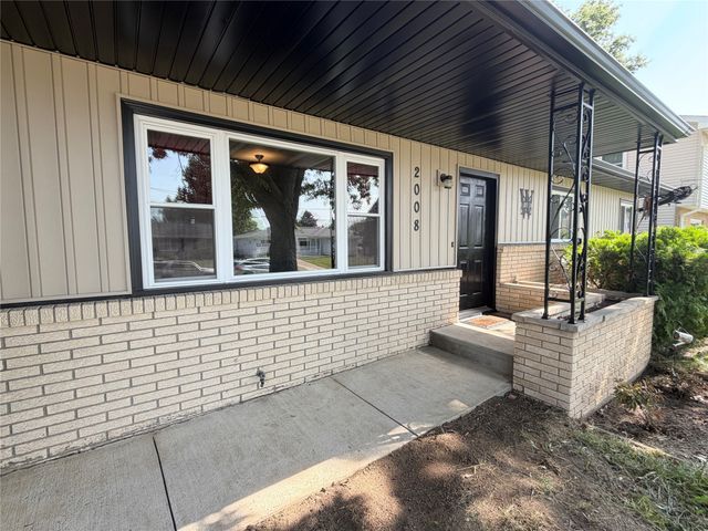 2008 N 3rd Avenue E, Newton, IA 50208