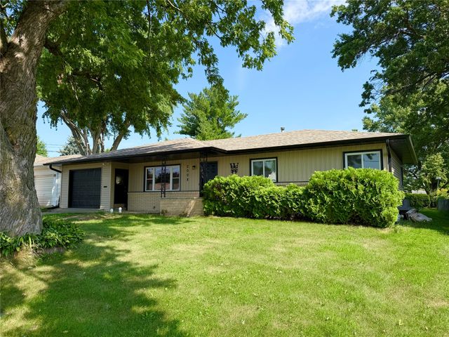 2008 N 3rd Avenue E, Newton, IA 50208