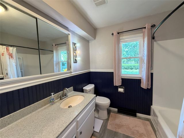 2008 N 3rd Avenue E, Newton, IA 50208