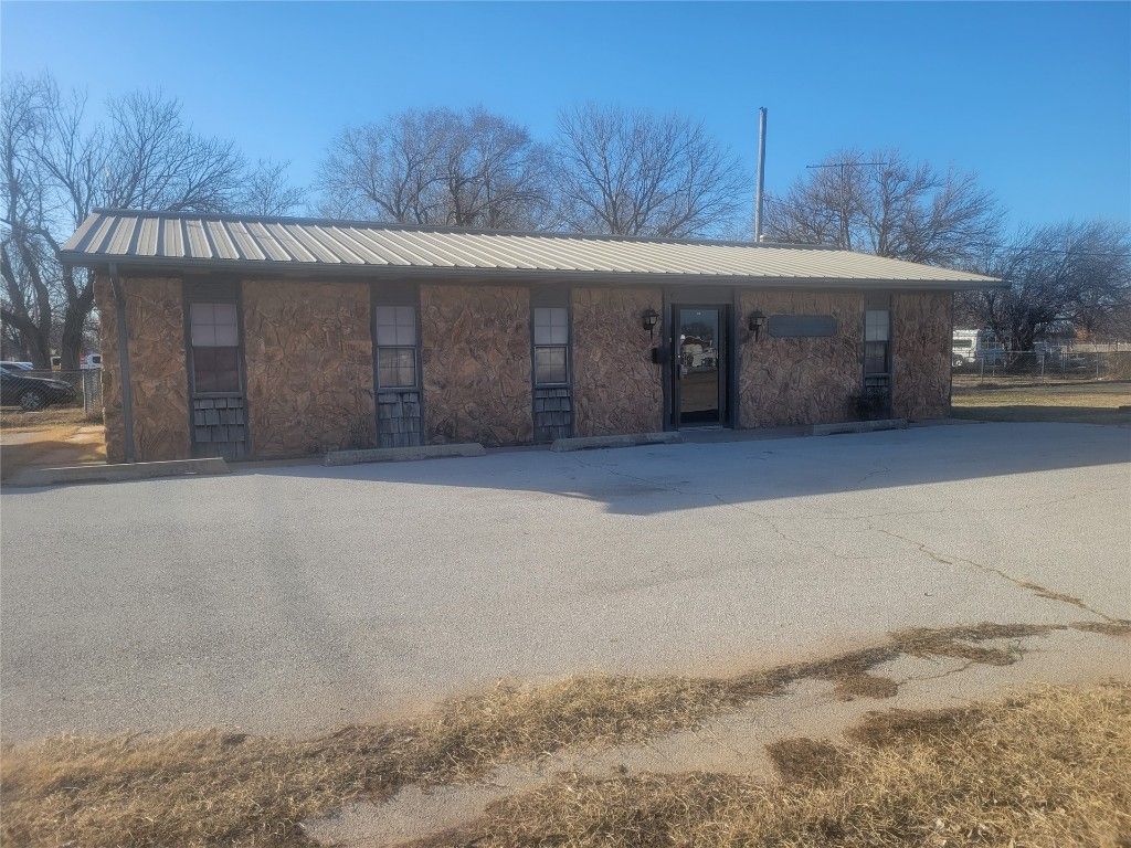 610 SE 4th Street, Lindsay, OK 73052