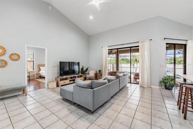 821 GREENVIEW DR, Apollo Beach, FL 33572