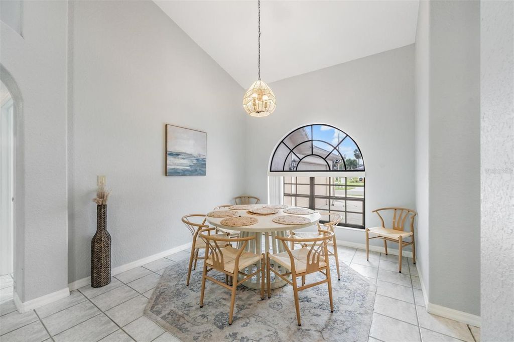 Image 13 of property listing at 821 GREENVIEW DR, Apollo Beach, FL 33572