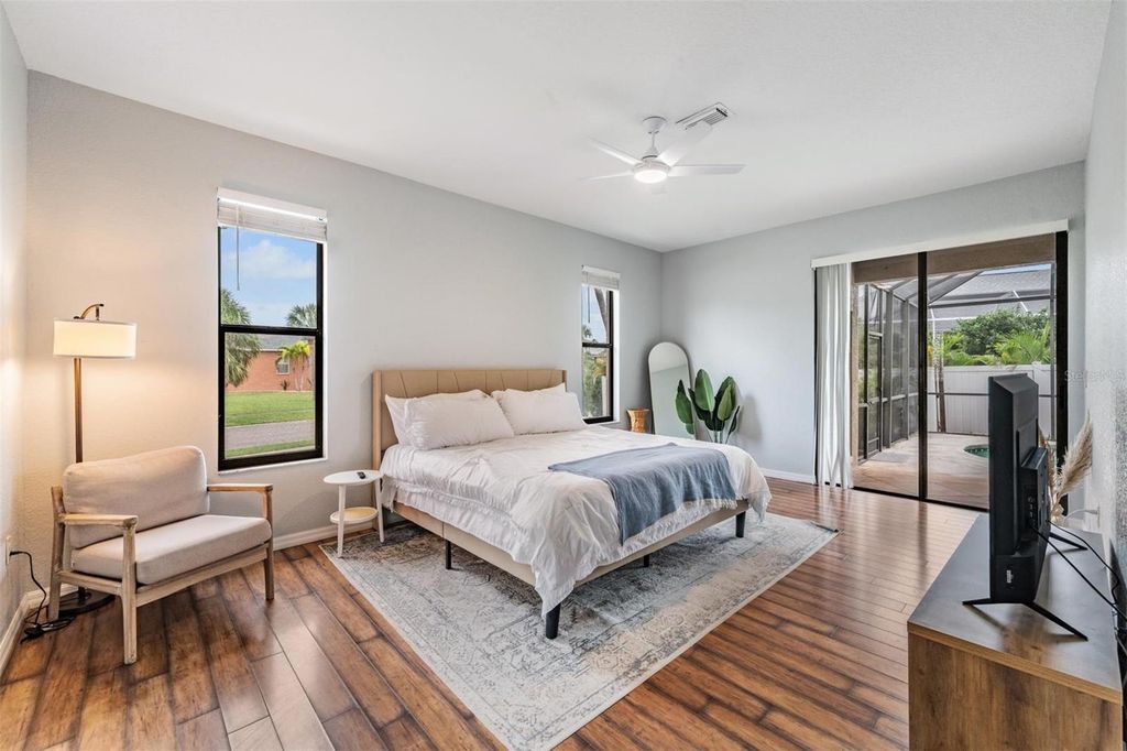 Image 14 of property listing at 821 GREENVIEW DR, Apollo Beach, FL 33572