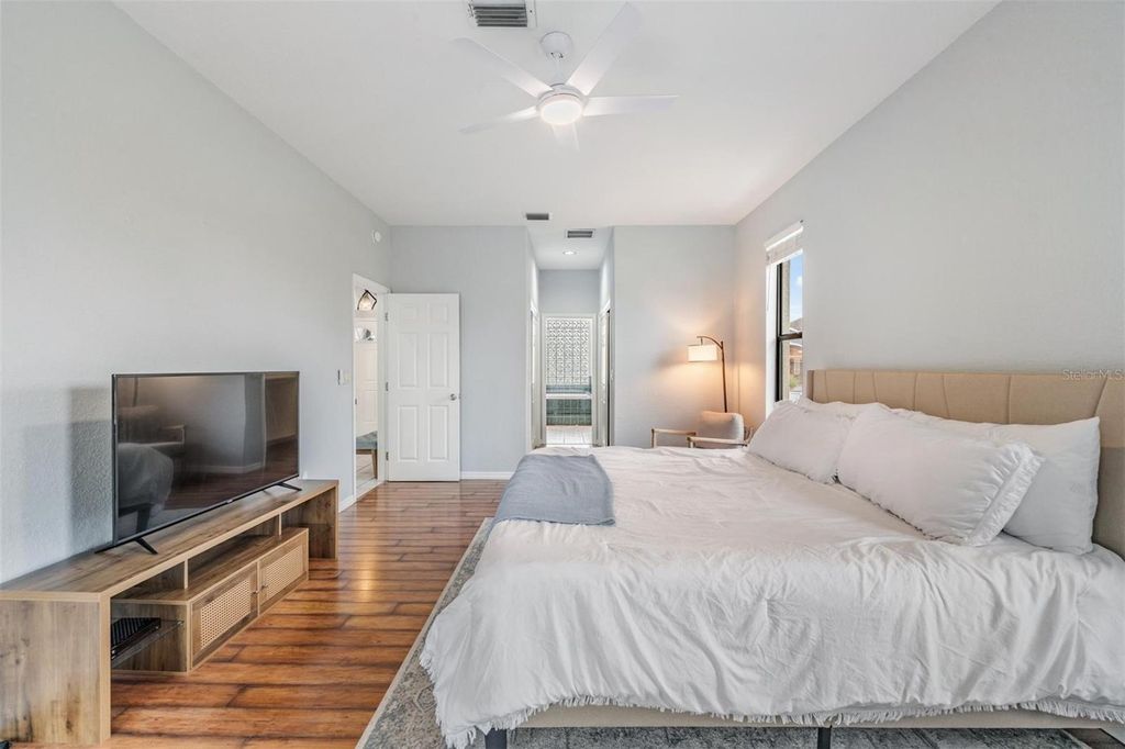 Image 15 of property listing at 821 GREENVIEW DR, Apollo Beach, FL 33572