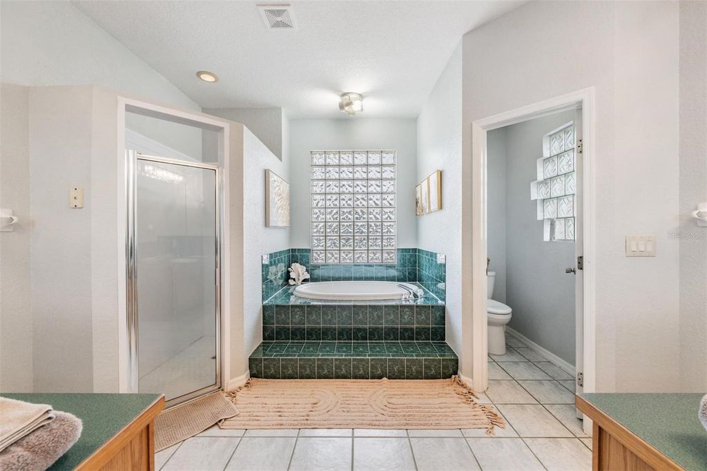 Image 16 of property listing at 821 GREENVIEW DR, Apollo Beach, FL 33572