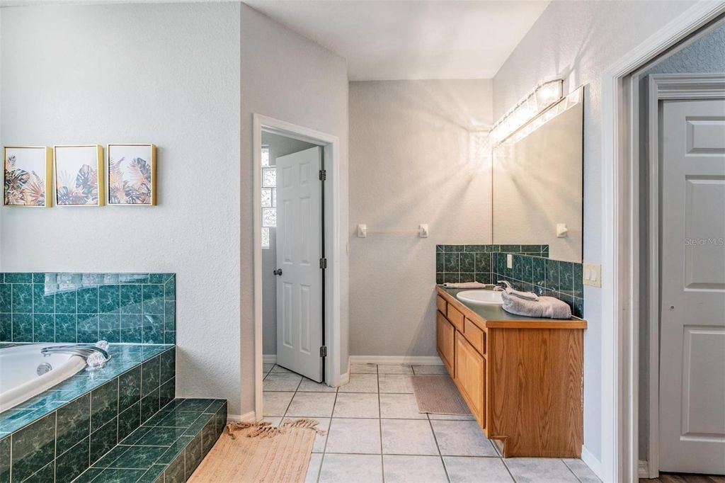 Image 17 of property listing at 821 GREENVIEW DR, Apollo Beach, FL 33572