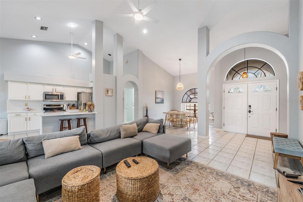 Image 3 of property listing at 821 GREENVIEW DR, Apollo Beach, FL 33572