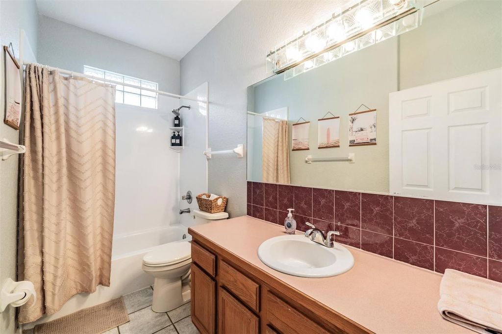 Image 21 of property listing at 821 GREENVIEW DR, Apollo Beach, FL 33572