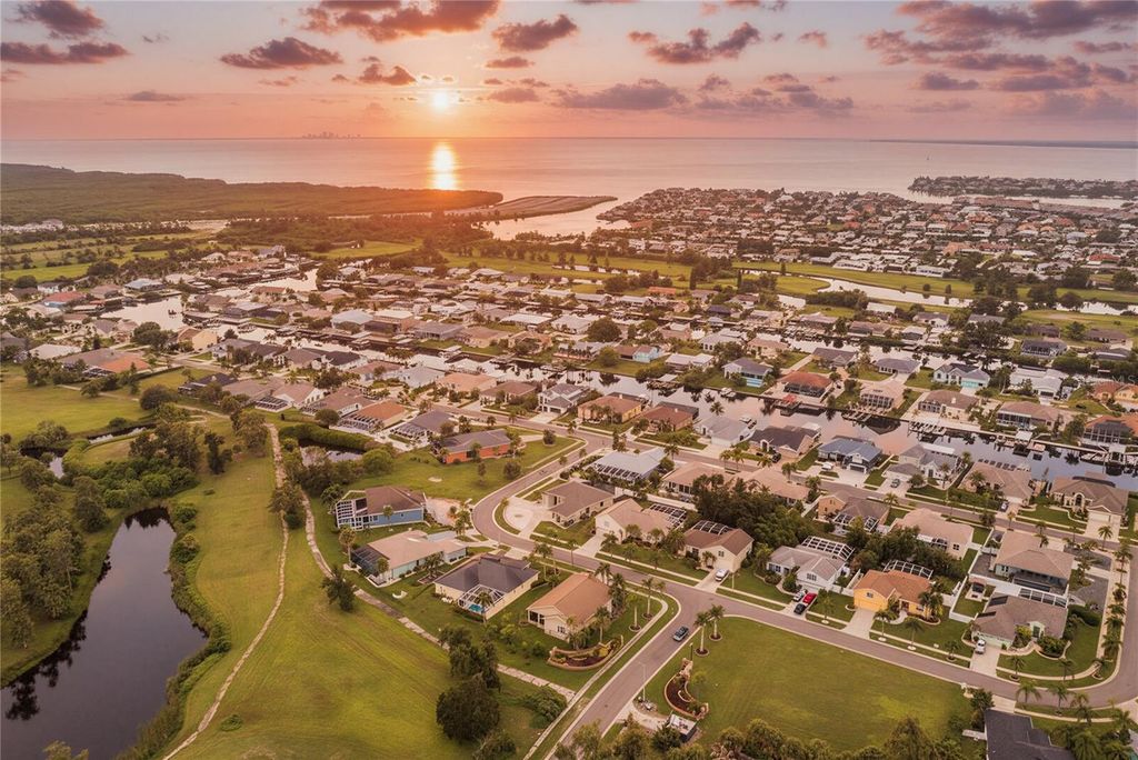 Image 28 of property listing at 821 GREENVIEW DR, Apollo Beach, FL 33572