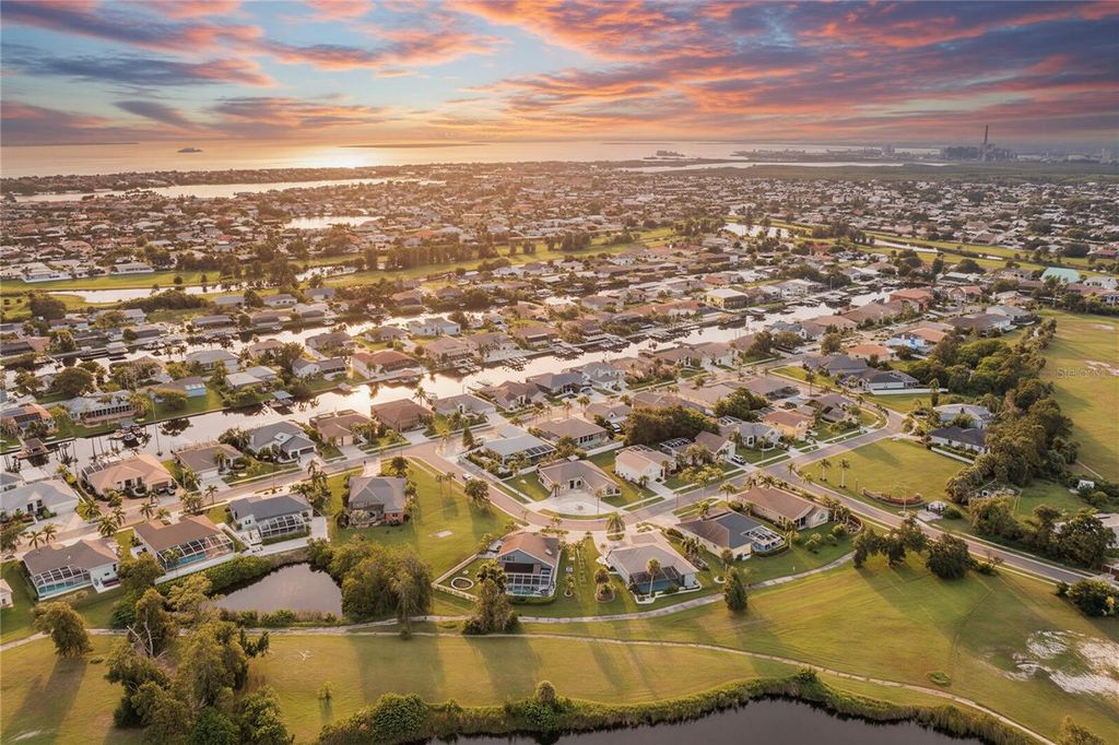 Image 29 of property listing at 821 GREENVIEW DR, Apollo Beach, FL 33572