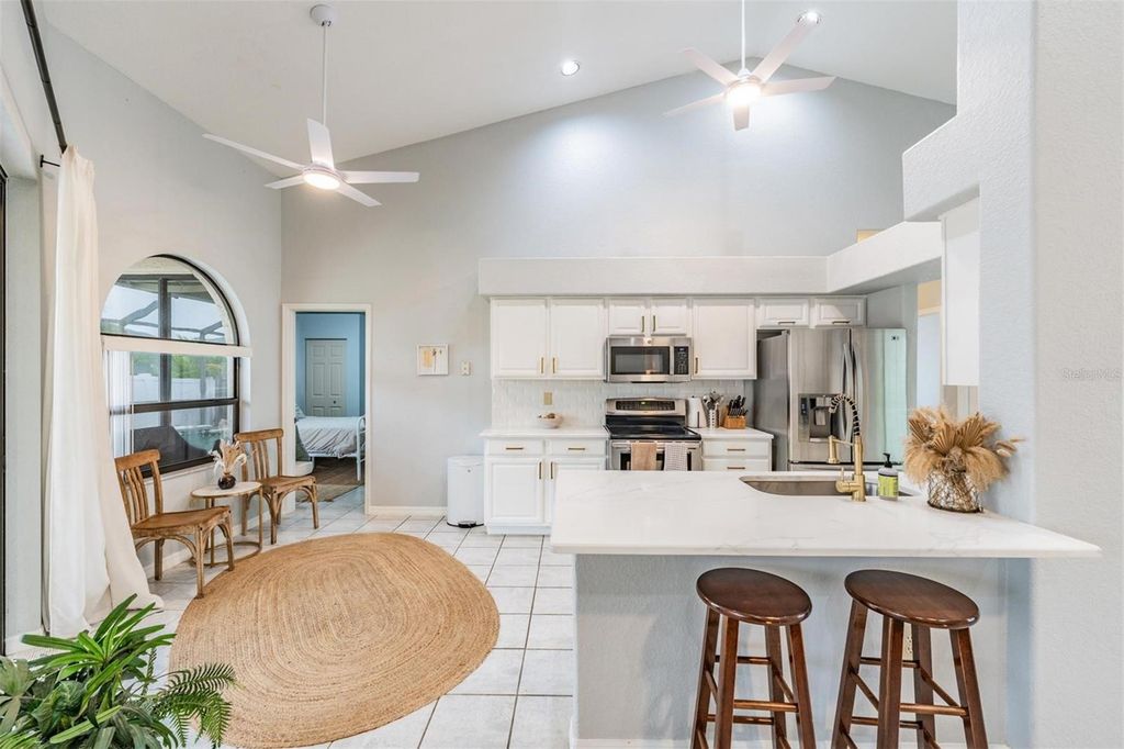 Image 4 of property listing at 821 GREENVIEW DR, Apollo Beach, FL 33572