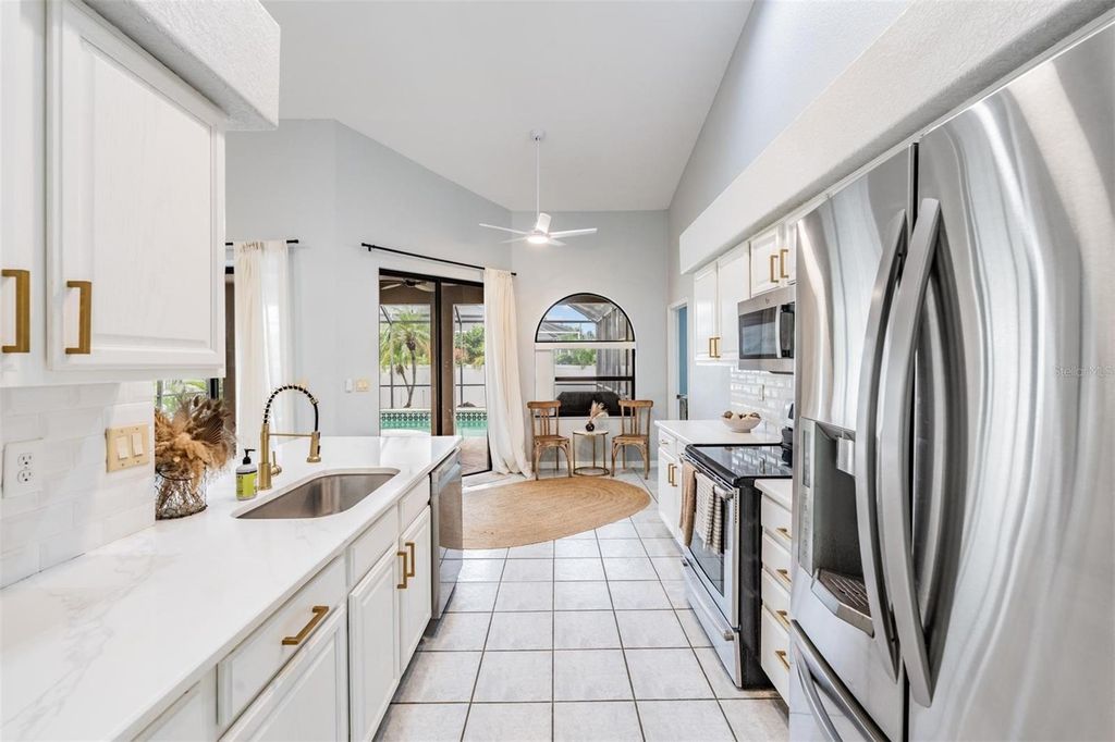 Image 5 of property listing at 821 GREENVIEW DR, Apollo Beach, FL 33572