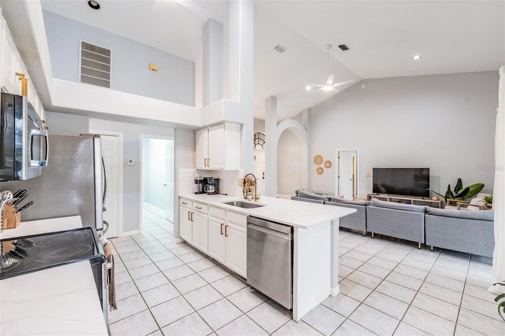 Image 6 of property listing at 821 GREENVIEW DR, Apollo Beach, FL 33572