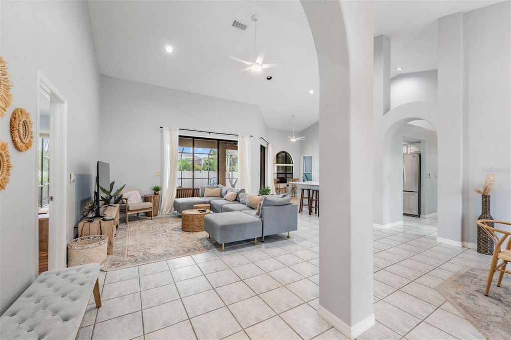 Image 7 of property listing at 821 GREENVIEW DR, Apollo Beach, FL 33572