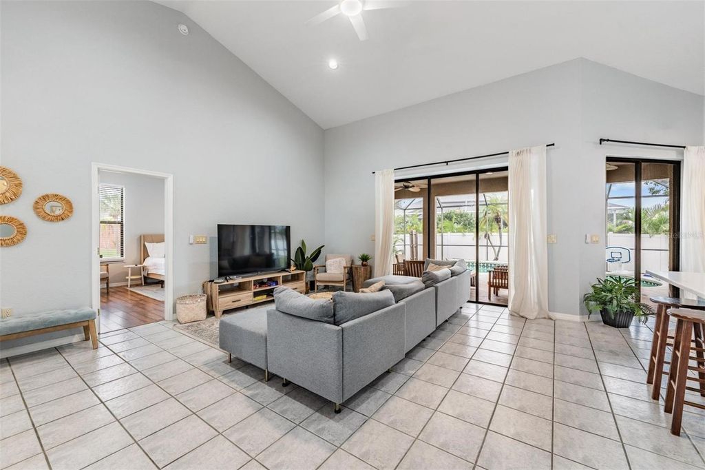 Image 8 of property listing at 821 GREENVIEW DR, Apollo Beach, FL 33572