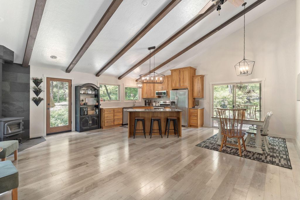 512 Bonnie Lane, Grants Pass, OR 97527