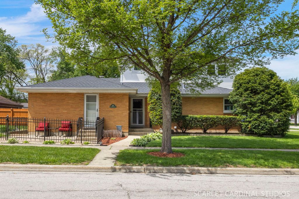 Image 1 of property listing at 326 S Chase Avenue, Lombard, IL 60148