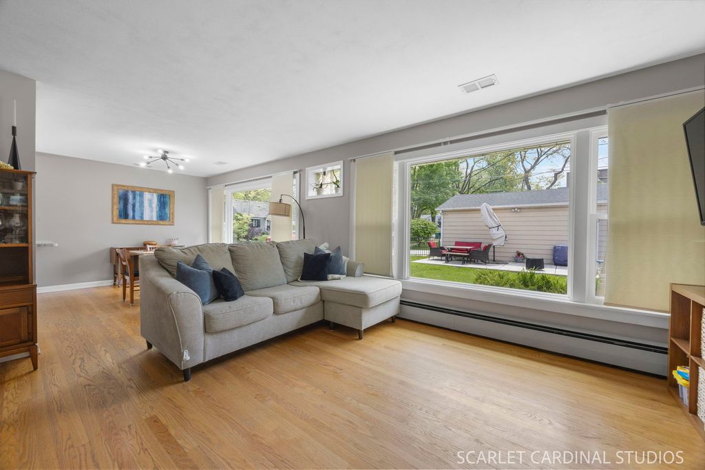 Image 3 of property listing at 326 S Chase Avenue, Lombard, IL 60148