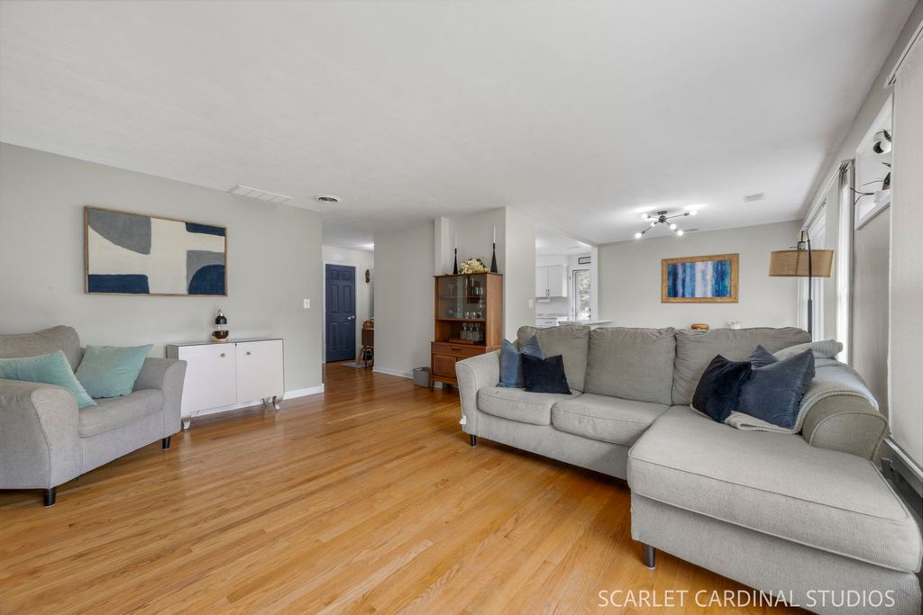 Image 4 of property listing at 326 S Chase Avenue, Lombard, IL 60148