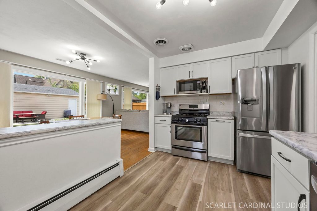 Image 7 of property listing at 326 S Chase Avenue, Lombard, IL 60148