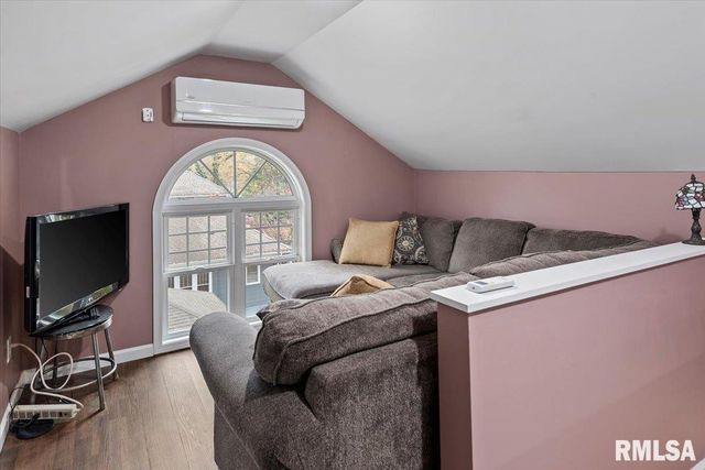 909 S WALNUT Street, Springfield, IL 62704