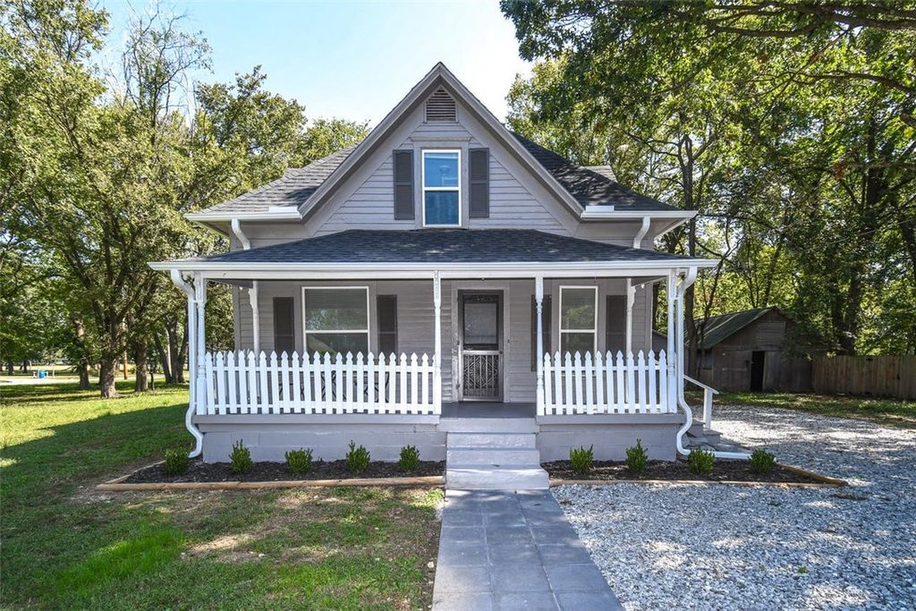 316 N Mckinnon Avenue, Gentry, AR 72734