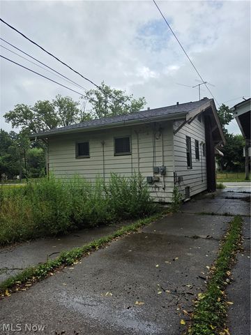 1582 E 133rd Street, East Cleveland, OH 44112