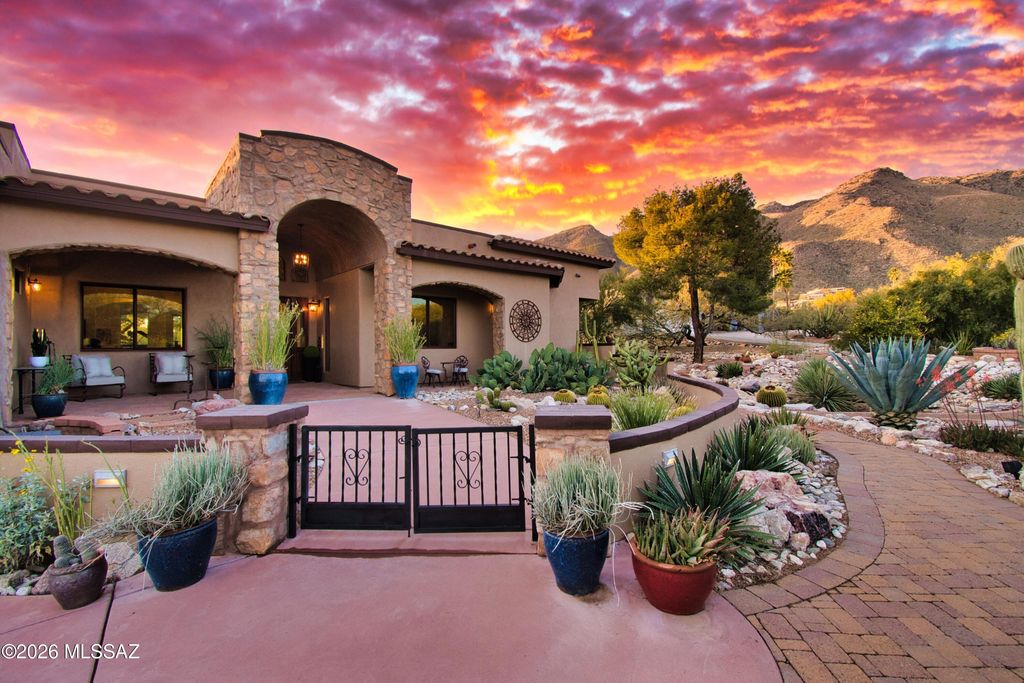 Image 2 of property listing at 5423 E Gleneagles Drive, Tucson, AZ 85718