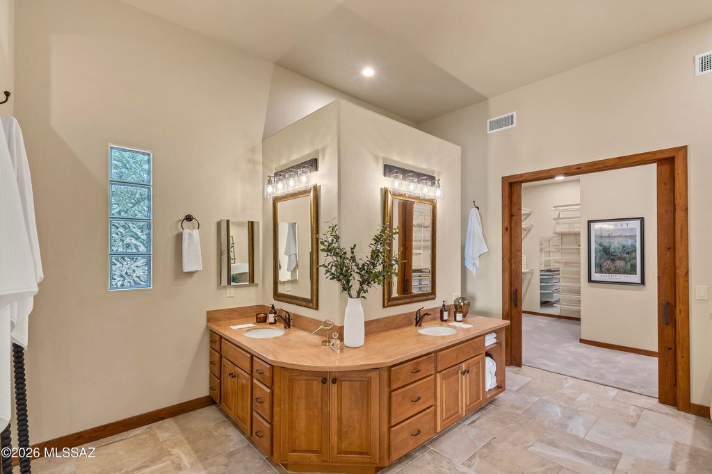 Image 27 of property listing at 5423 E Gleneagles Drive, Tucson, AZ 85718