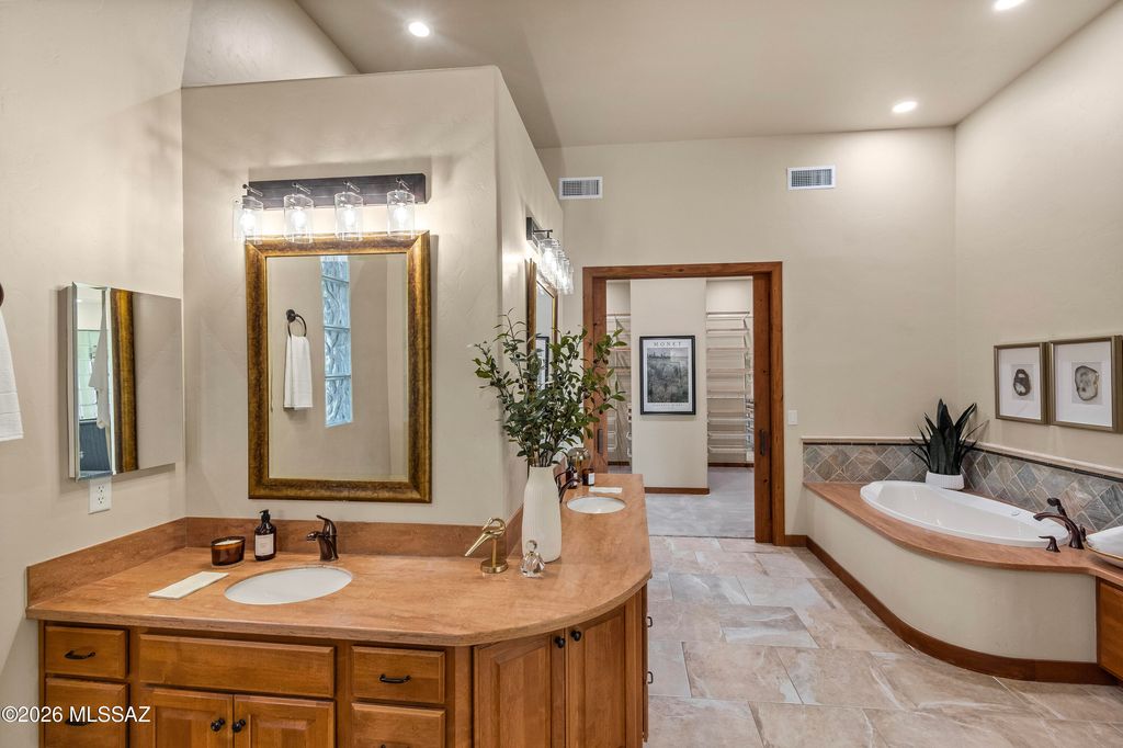 Image 28 of property listing at 5423 E Gleneagles Drive, Tucson, AZ 85718