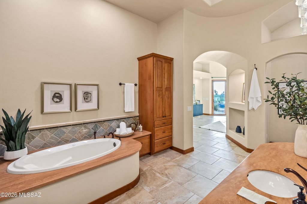 Image 29 of property listing at 5423 E Gleneagles Drive, Tucson, AZ 85718
