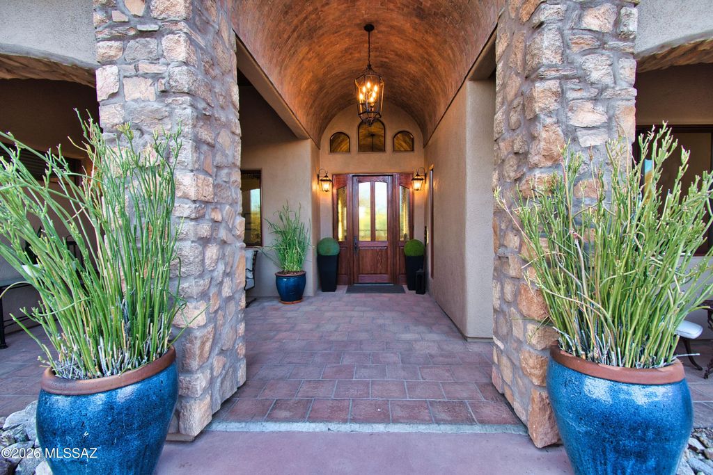Image 3 of property listing at 5423 E Gleneagles Drive, Tucson, AZ 85718