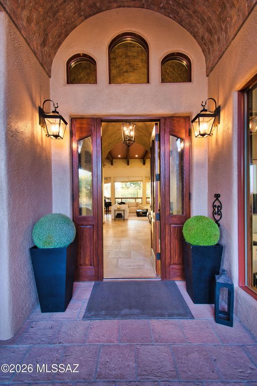 Image 4 of property listing at 5423 E Gleneagles Drive, Tucson, AZ 85718