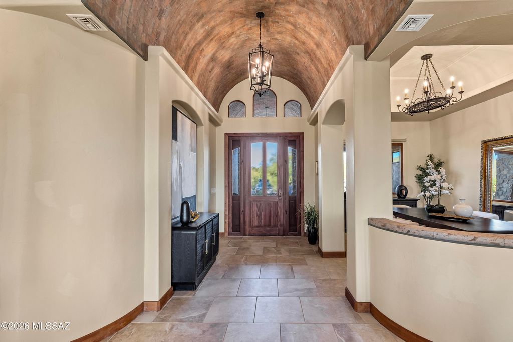 Image 5 of property listing at 5423 E Gleneagles Drive, Tucson, AZ 85718