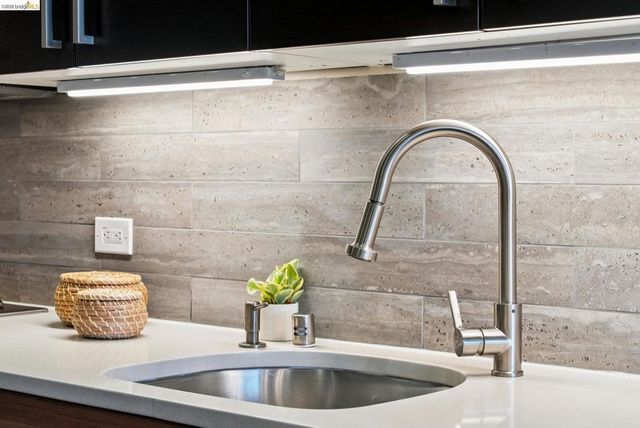 6465 San Pablo 203, Oakland, CA 94608