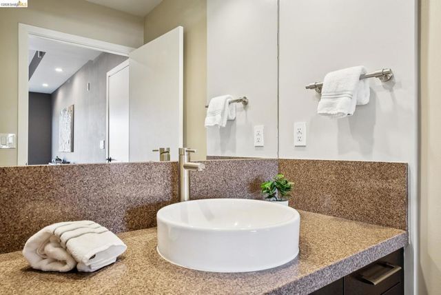 6465 San Pablo 203, Oakland, CA 94608