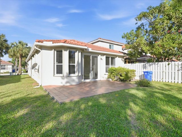 865 NW 132nd Ave, Pembroke Pines, FL 33028