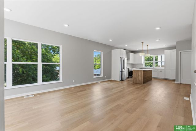 1006 S 33rd Street, Omaha, NE 68105