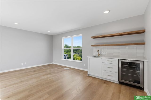 1006 S 33rd Street, Omaha, NE 68105