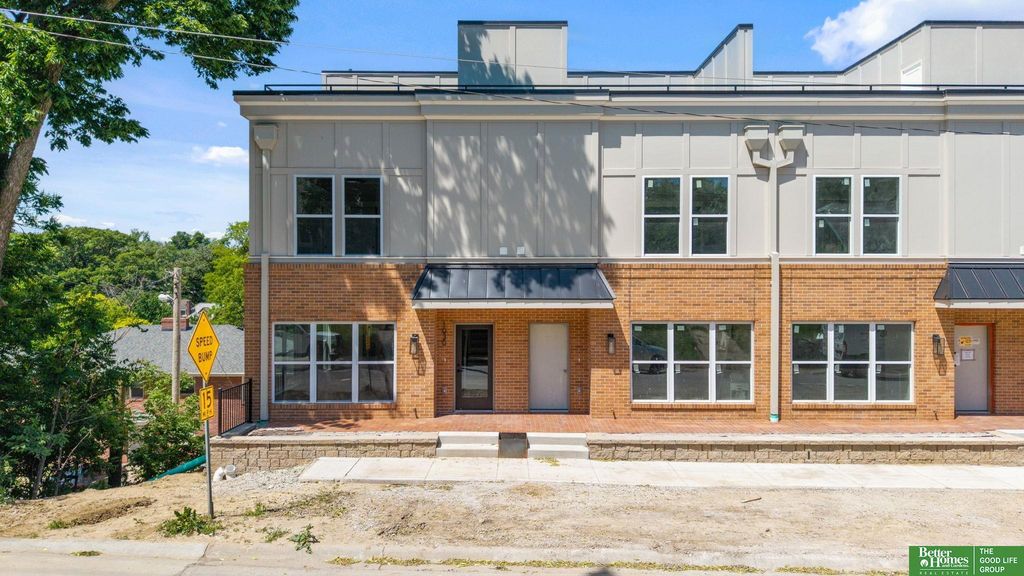 1006 S 33rd Street, Omaha, NE 68105