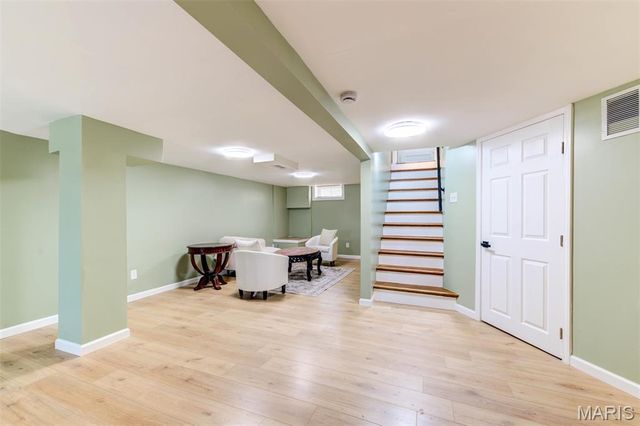 8370 Orchard Avenue, University City, MO 63132