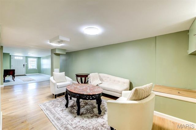 8370 Orchard Avenue, University City, MO 63132