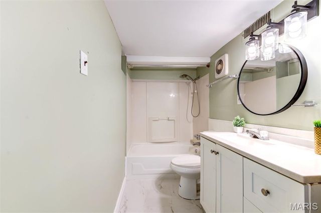 8370 Orchard Avenue, University City, MO 63132