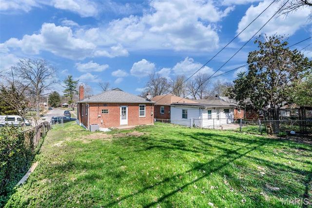8370 Orchard Avenue, University City, MO 63132