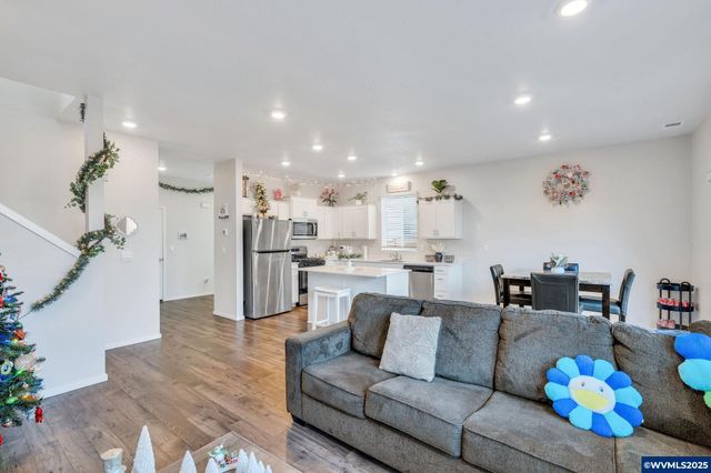 427 Lost Lake St NE, Salem, OR 97301